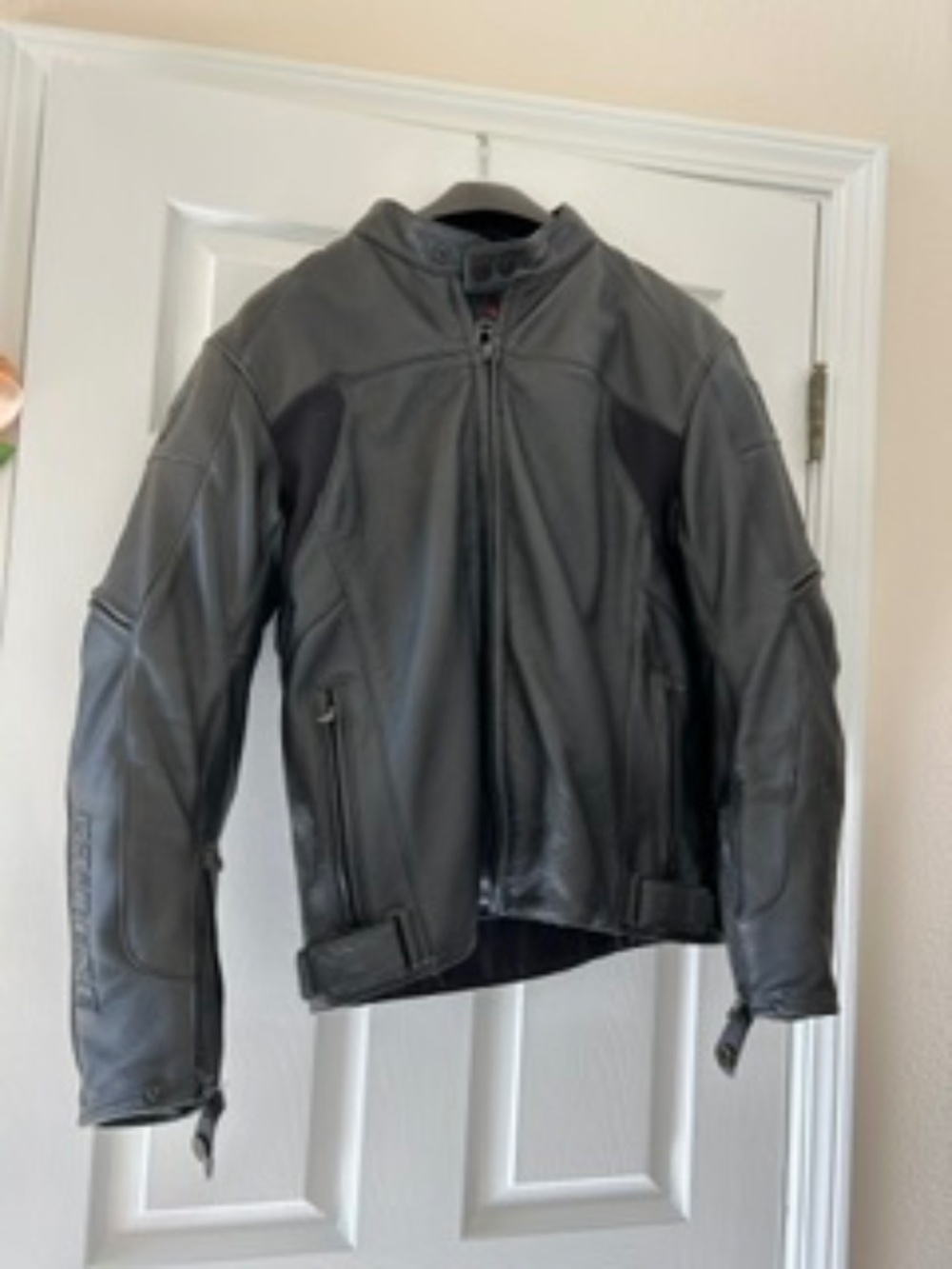 DAINESE BLACK LEATHER MOTORCYCLE JACKET Men's sz 42 - Like New Condition!
